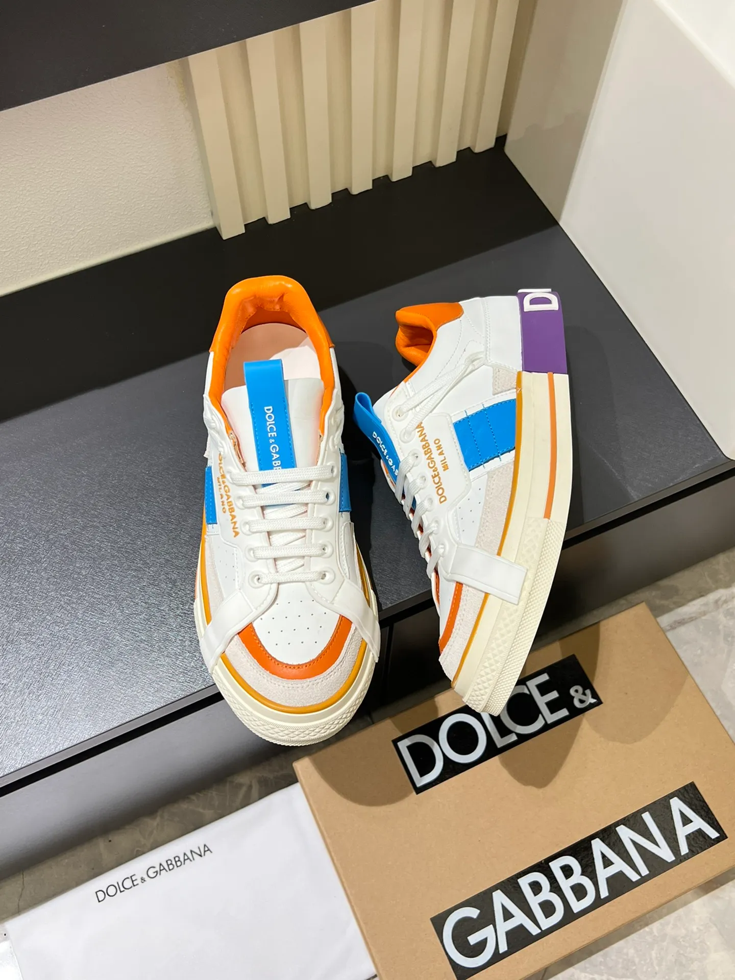 p480 Original order Couple model DG's new Custom 2.Zero sneakers combine the characteristic elements of the brand's two classic series, combining the simple and elegant silhouette of Portofino with the urban and capable attitude of Miami. Calfskin upper with contrasting details, micro-injection rubber logo on the side, laminated Dauphine leather heel, sheepskin lining, original outsole Size: Women's 35-40 (34, 41 can be ordered), Men's 38-44 (45, 46 can be customized)